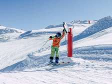 Kind fährt Ski auf der Funslope am Pizol