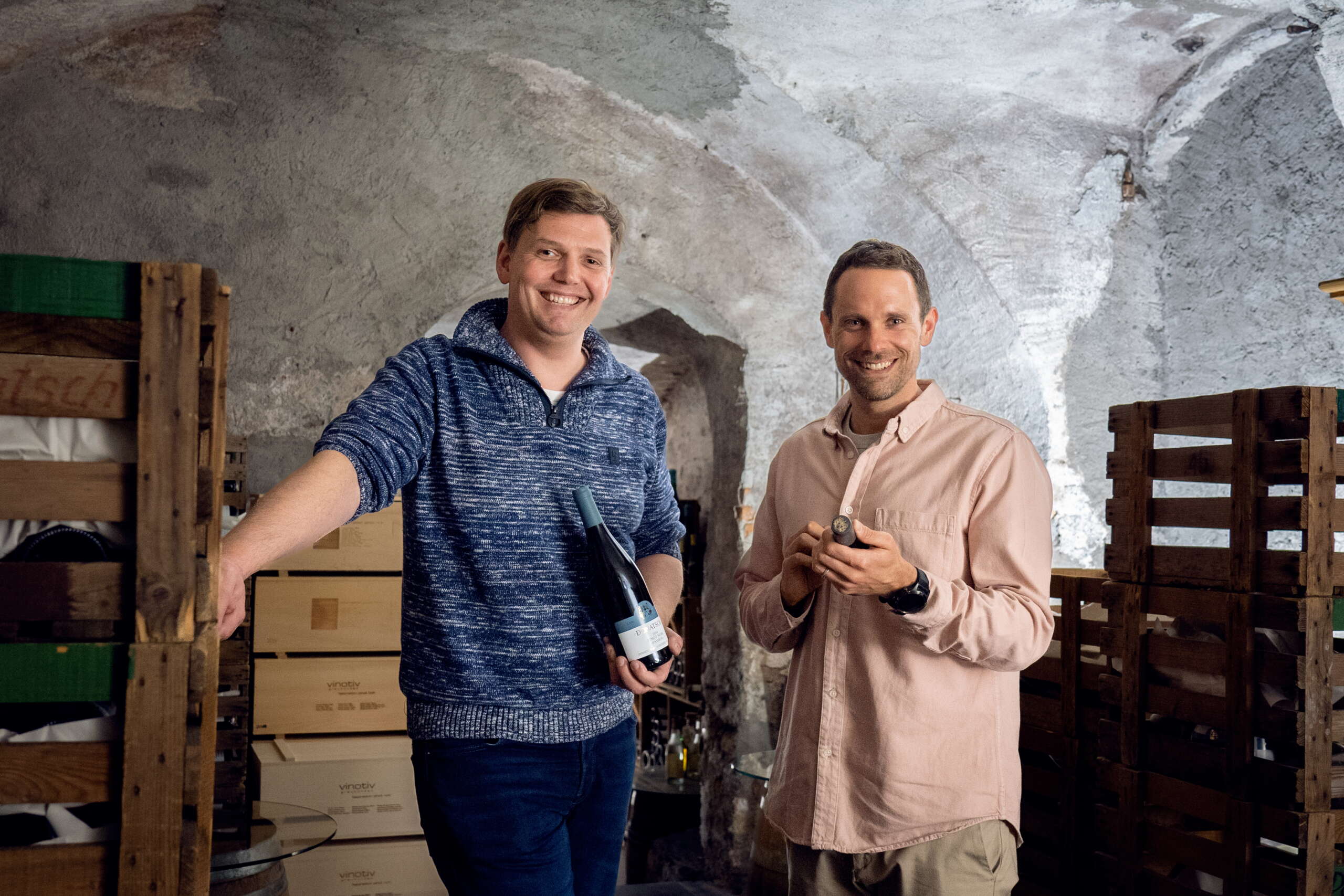 Winzer Martin Donatsch und Manuel Rothmund im Weinkeller