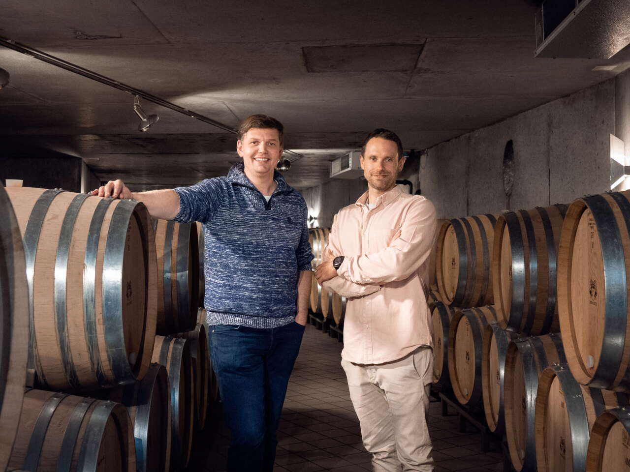 Winzer Martin Donatsch und Manuel Rothmund mit Weinfässern