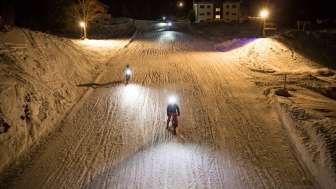 Beleuchtete Schlittelpiste mit Bikern 7a0e2f09