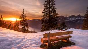 Sonnenbänkli im Winter mit Blick auf den Walensee