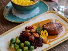 Herbstlicher Wildteller mit Fleisch, Maroni, Rosenkohl und Blaukraut