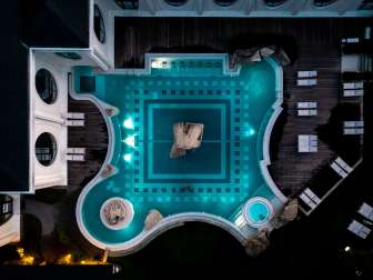 Aussenbad der Tamina Therme von oben fotografiert