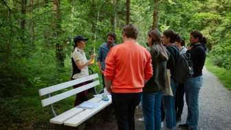 Swiss Rangerin gibt der Gruppe Einblicke in das Leben der Fledermäuse. © Kevin Wildhaber