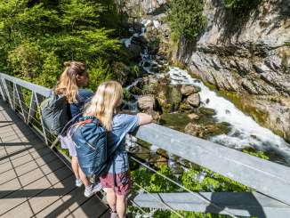 2025, Bach, Bäume, Betlis, Brücke, Freundinnen, Frühling, Grün, Holz, Quinten, Steine, Wald, Walensee, Wandern