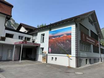 Aussenansicht vom UNESCO Welterbe Besuchszentrum in Vättis