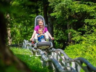 Mutter und Kind auf der Rodelbahn Floomzer