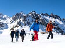 Schnee, Berge, Familienausflug