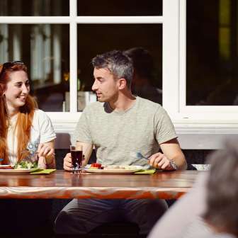 Paar isst Vorspeise im Restaurant Molseralp © Hannes Heinzer