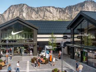 Nike Flagship Store im Landquart Fashion Outlet mit Bergen im Hintergrund