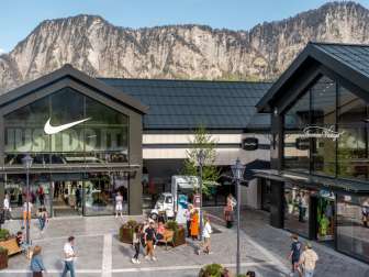 Nike Flagship Store im Landquart Fashion Outlet mit Bergen im Hintergrund