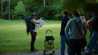 Swiss Rangerin gibt der Gruppe Einblicke in das Leben der Fledermäuse. © Kevin Wildhaber