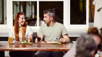 Paar isst Vorspeise im Restaurant Molseralp © Hannes Heinzer