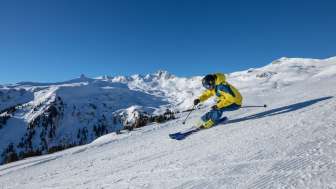 Skifahrer am Flumserberg mit Blick auf Spitzmeilen