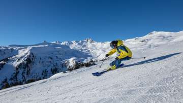 Skifahrer am Flumserberg mit Blick auf Spitzmeilen