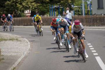 Mehrere Rennvelofahrer bei der Tour de Suisse