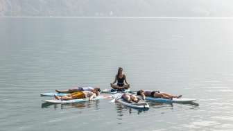 SUP Yoga auf dem Walensee © Thomas Kessler Visuals