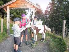 Kinder auf dem Heidipfad Pizol am stempeln