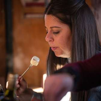 Käse-Fondue essen © Heidiland Tourismus / Kevin Wildhaber