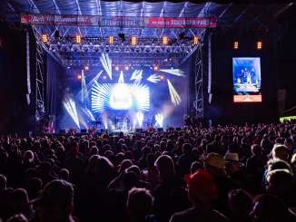 Feiernde Menge beim Flumserberg Open Air