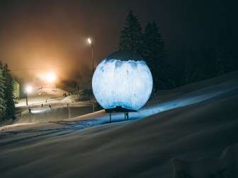 Lichtinstallation, die wie ein Mond aussieht, beim Nachtskifahren am Flumserberg