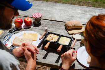 Eating raclette © Kevin Wildhaber