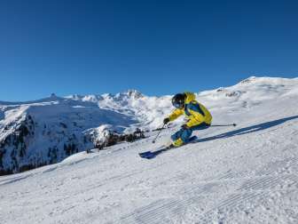 Skifahrer am Flumserberg mit Blick auf Spitzmeilen