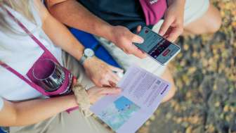 Audioguide und Anleitung zur Rucksack-Weinprobe © Heidiland Tourismus / Kevin Wildhaber