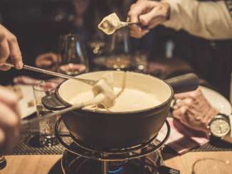 Mehrere Personen geniessen ein Käsefondue