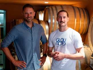 Der Winzer Patrick Adank steht mit Moderator Rothmund im Barique Keller des Weinguts Adank