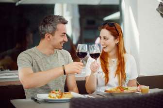 Paar stösst mir Rotwein an, Hauptgang im Restaurant Chrüz © Hannes Heinzer