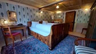 Biedermeierzimmer im historischen Hotel Alpenhof in Weisstannen