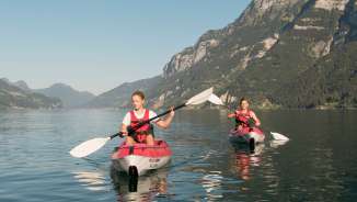 Paar, Kanu, Walensee, Berge, Sommeraktivität, Sonne, Sommersport, Wassersport, Kajak