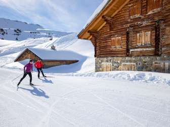 Zwei Langläufer am Flumserberg vor Hütte