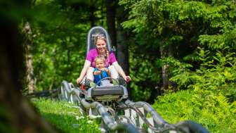 Mutter und Kind auf der Rodelbahn Floomzer