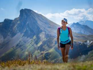Wandern auf der 7-Gipfel-Tour Junge Frau in sommerlicher Kleidung wandert auf der 7-Gipfel-Tour am Flumserberg