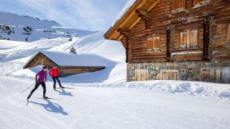 Zwei Langläufer am Flumserberg vor Hütte Zwei Langläufer am Flumserberg vor Hütte