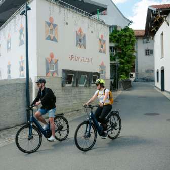 Ride through the villages of the Bündner Herrschaft. © Kevin Wildhaber