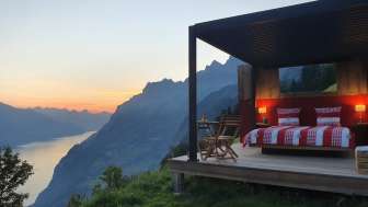 Bett auf einer Plattform in der Natur