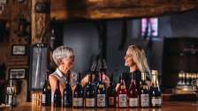 Weinkeller, Mutter und Tochter, Bündner Herrschaft, Maienfeld, Schloss Salenegg, Wein degustation