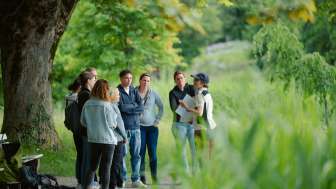 A Swiss ranger gives the group insights into the life of the beaver. © Kevin Wildhaber