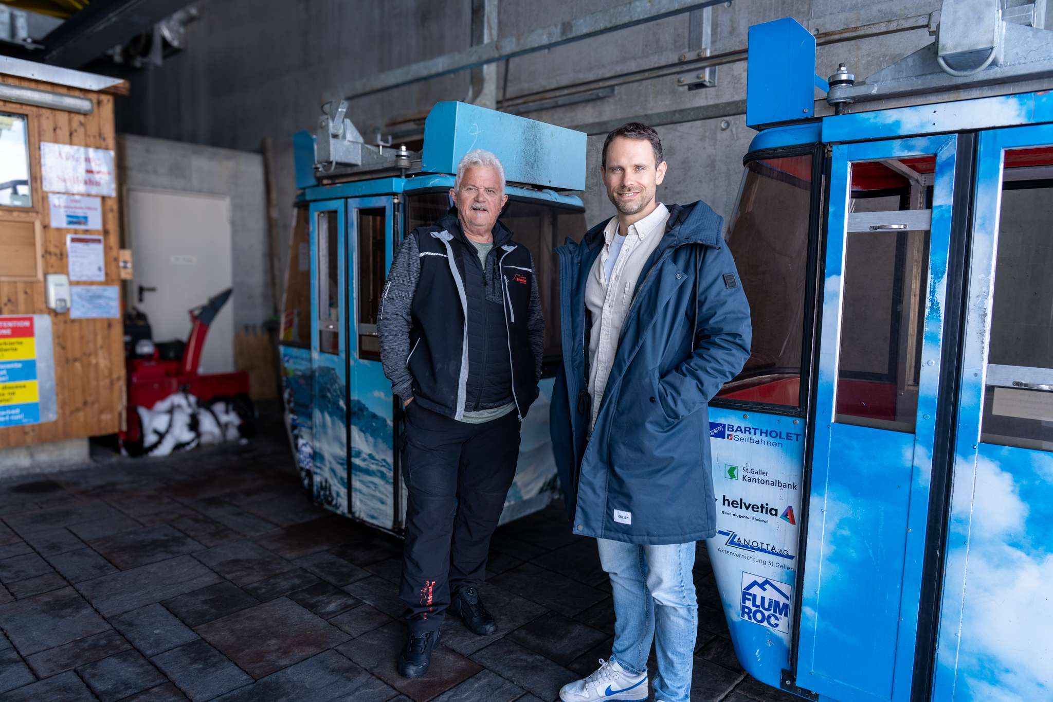 Reto Flury vom Berghotel Schönhalden steht mit Manuel Rothmund vor der kleinen Seilbahn