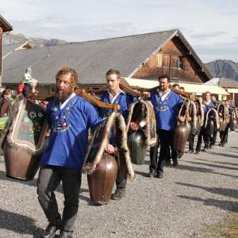 Schällner am Alpchäsmarkt und Kuhrennen Flumserberg