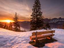Sonnenbänkli im Winter mit Blick auf den Walensee