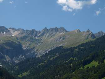 Markante Felslinie in den Wildseehörnern; © Alpinasol.ch