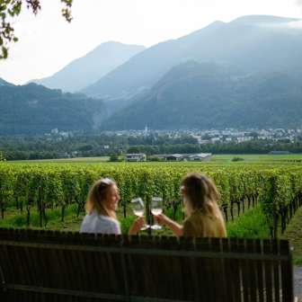 Wine tasting with a view of the vineyards © Heidiland Tourismus