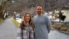 Jennifer Meisser und Manuel Rothmund stehen am Ufer der Tamina