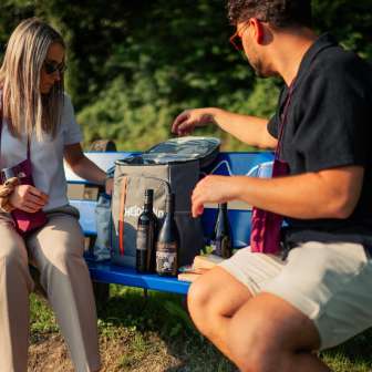 Inhalt des Rucksacks erkunden © Heidiland Tourismus / Kevin Wildhaber