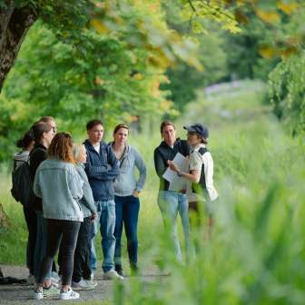 A Swiss ranger gives the group insights into the life of the beaver. © Kevin Wildhaber