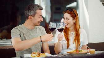 Paar stösst mir Rotwein an, Hauptgang im Restaurant Chrüz © Hannes Heinzer
